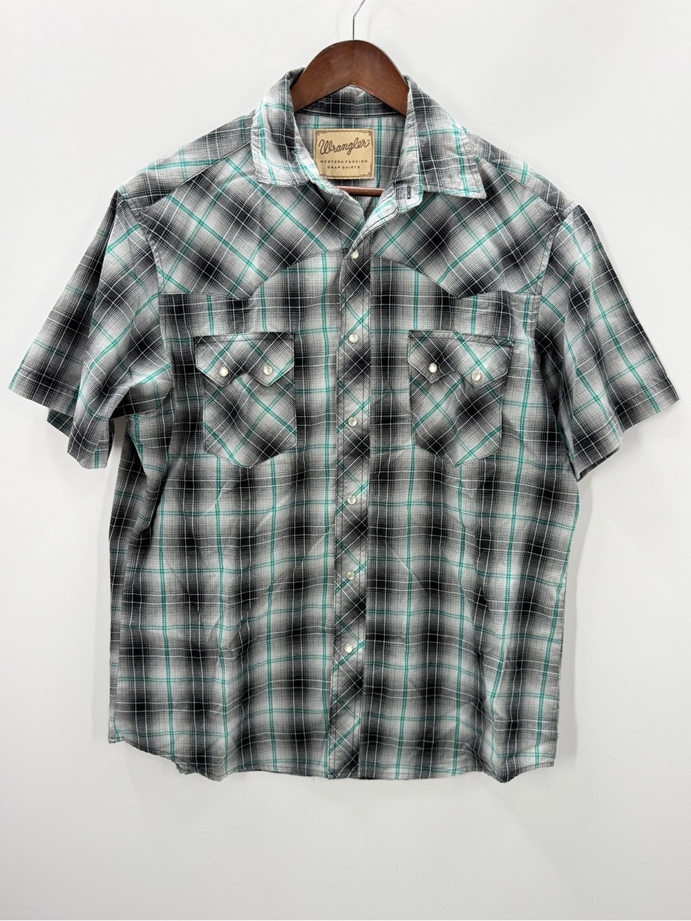 366 Wrangler Men’s Large Short-Sleeve Plaid Button-Down Shirt in Black and Green
